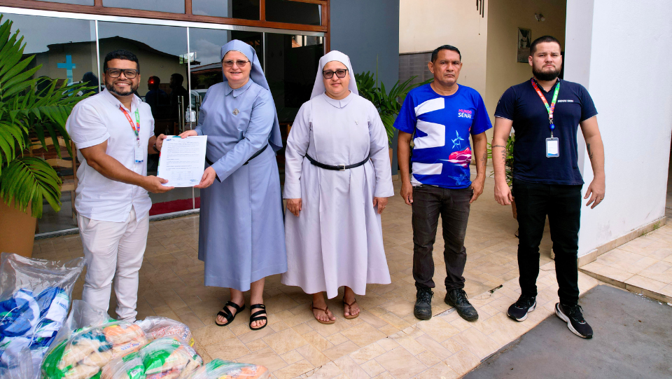 SESI AP entrega 31 toneladas de alimentos arrecadados durante a corrida.